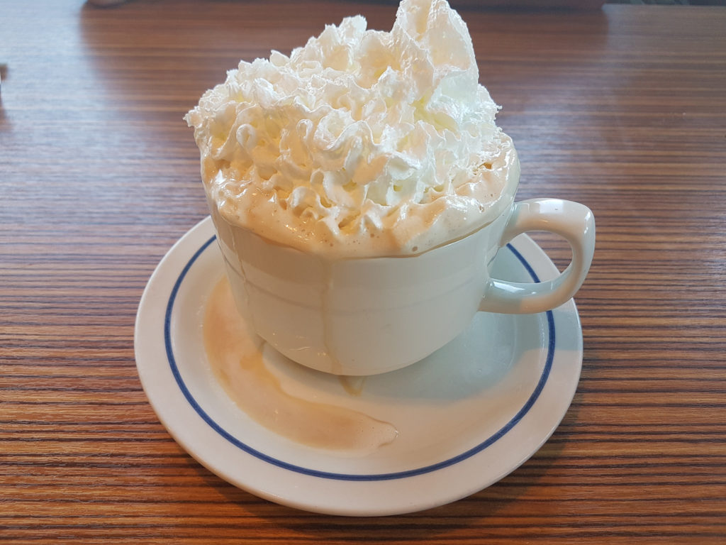 Café com sabor mocha gigante servido no IHOP em Orlando