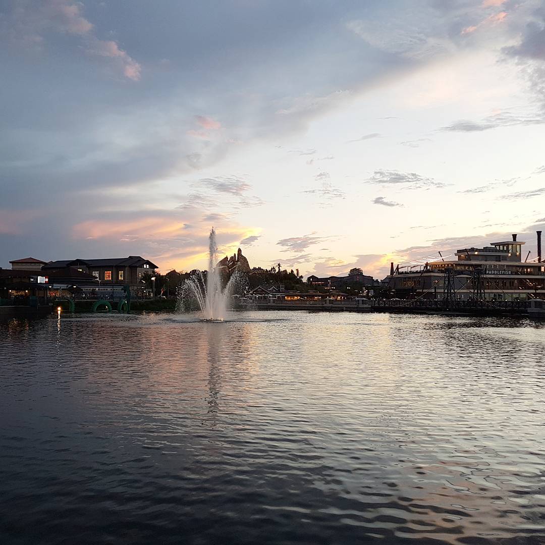 Pôr do sol em Disney Springs, ponto de passeio e compras da viagem