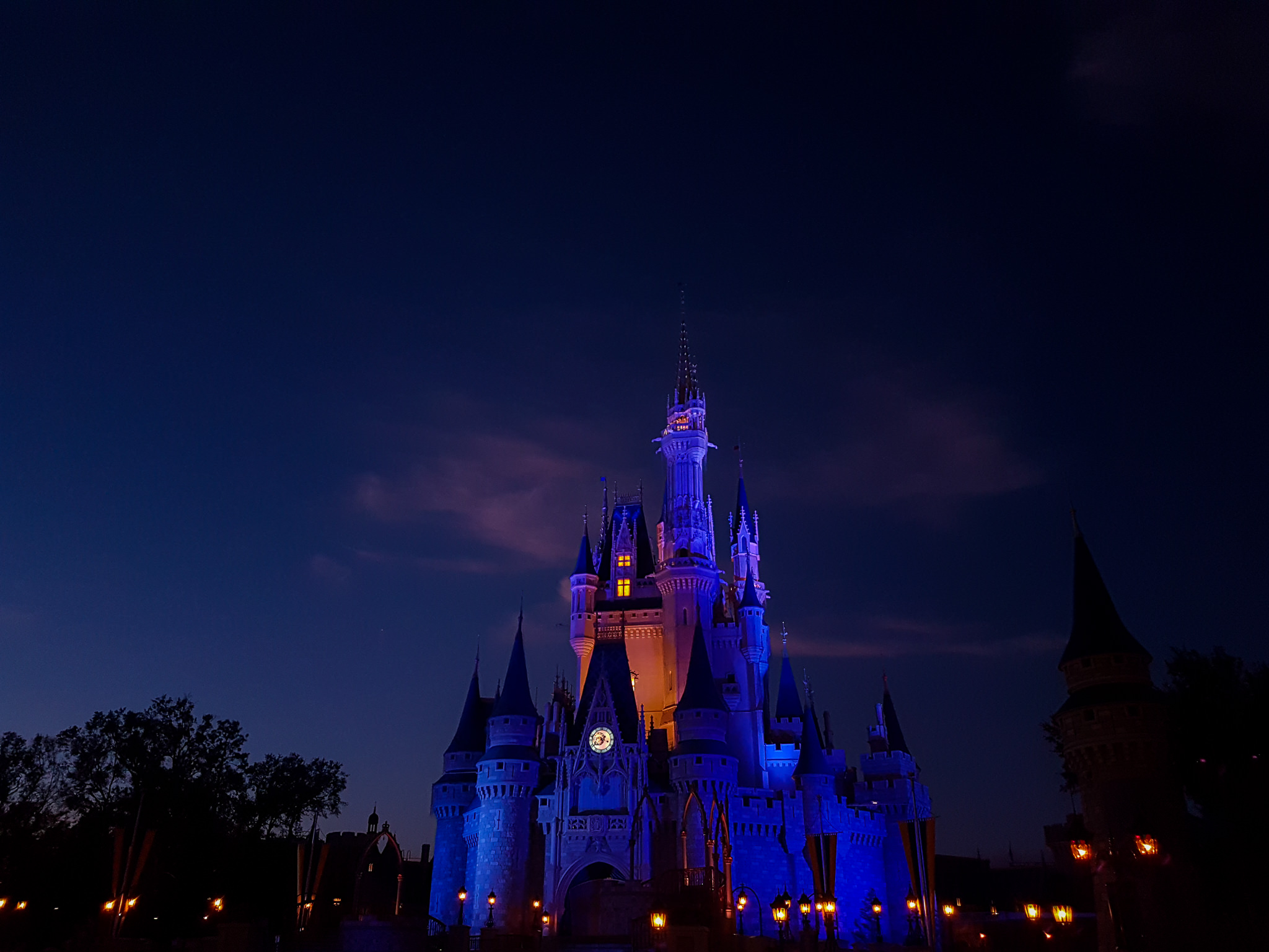 Castelo da Cinderela iluminado de azul ao entardecer no Magic Kingdom