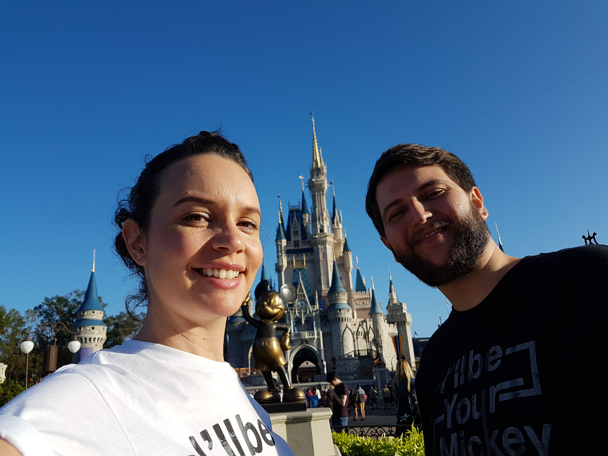 Rudi e Carol em frente ao Castelo da Cinderela no Magic Kingdom