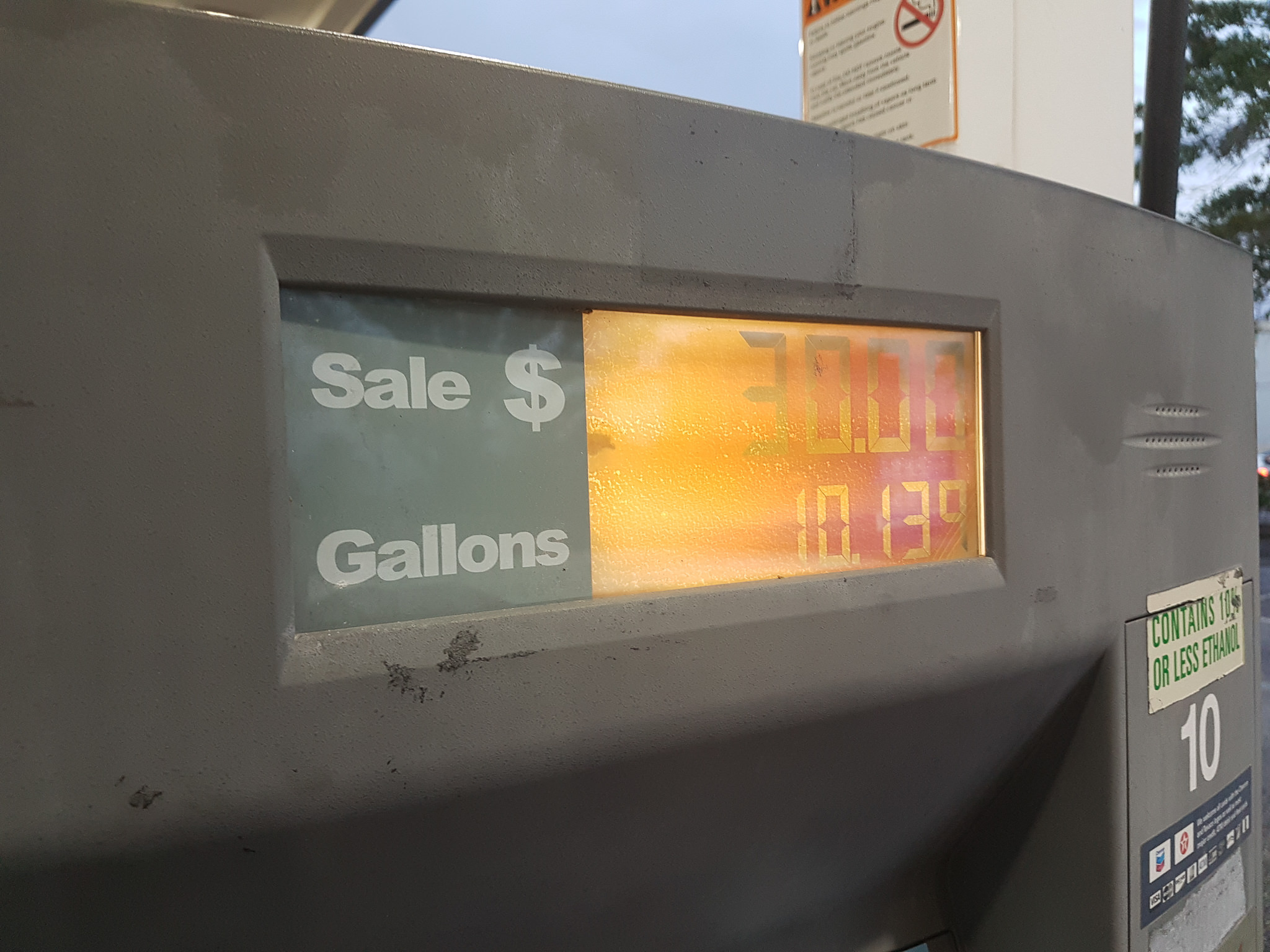 Abastecendo o carro sozinhos pela primeira vez num posto Chevron em Orlando