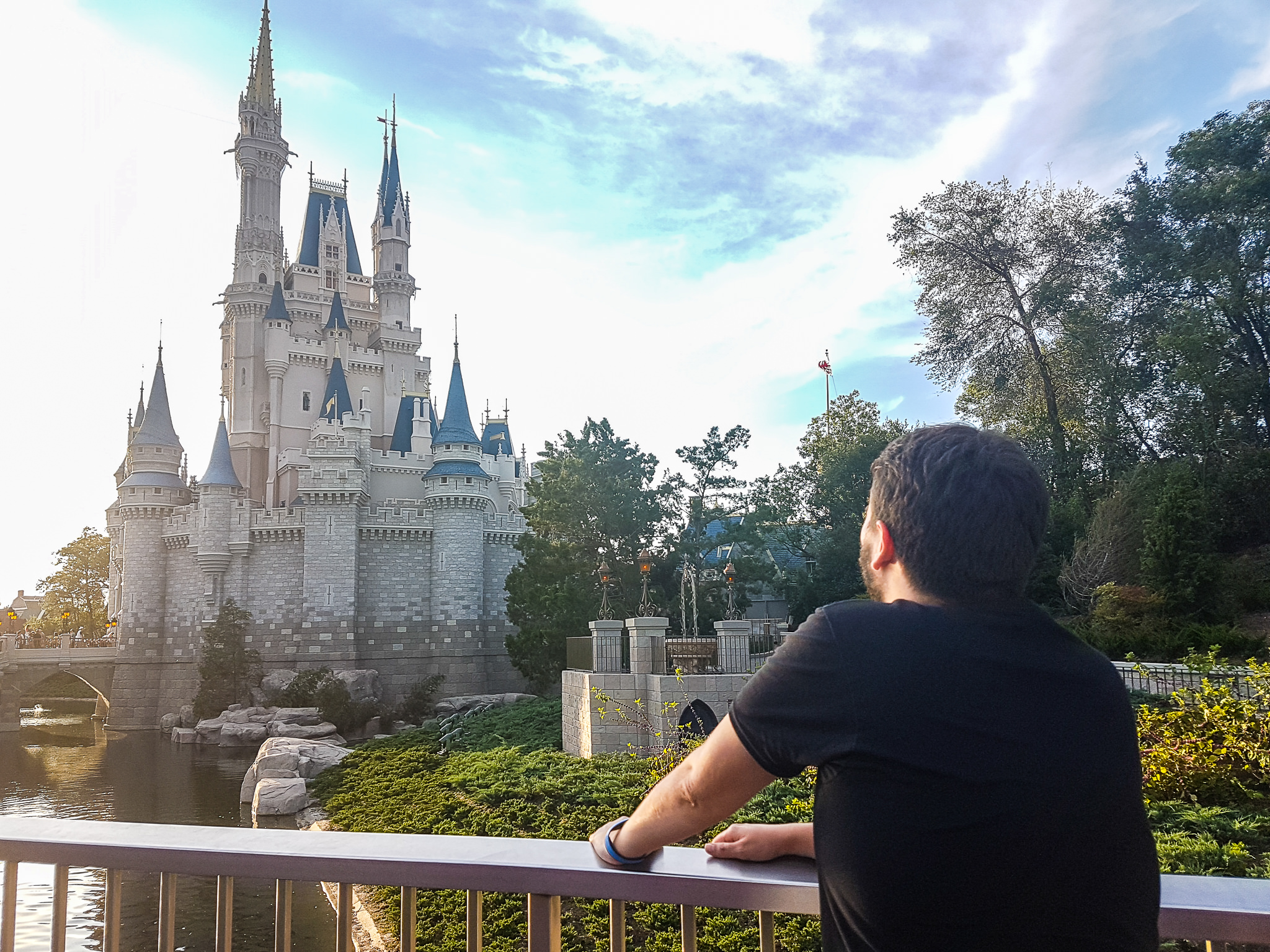 Rudi de costas observando o Castelo da Cinderela no Magic Kingdom