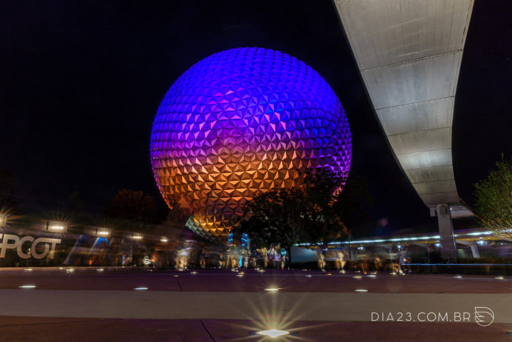 spaceship bola epcot noite