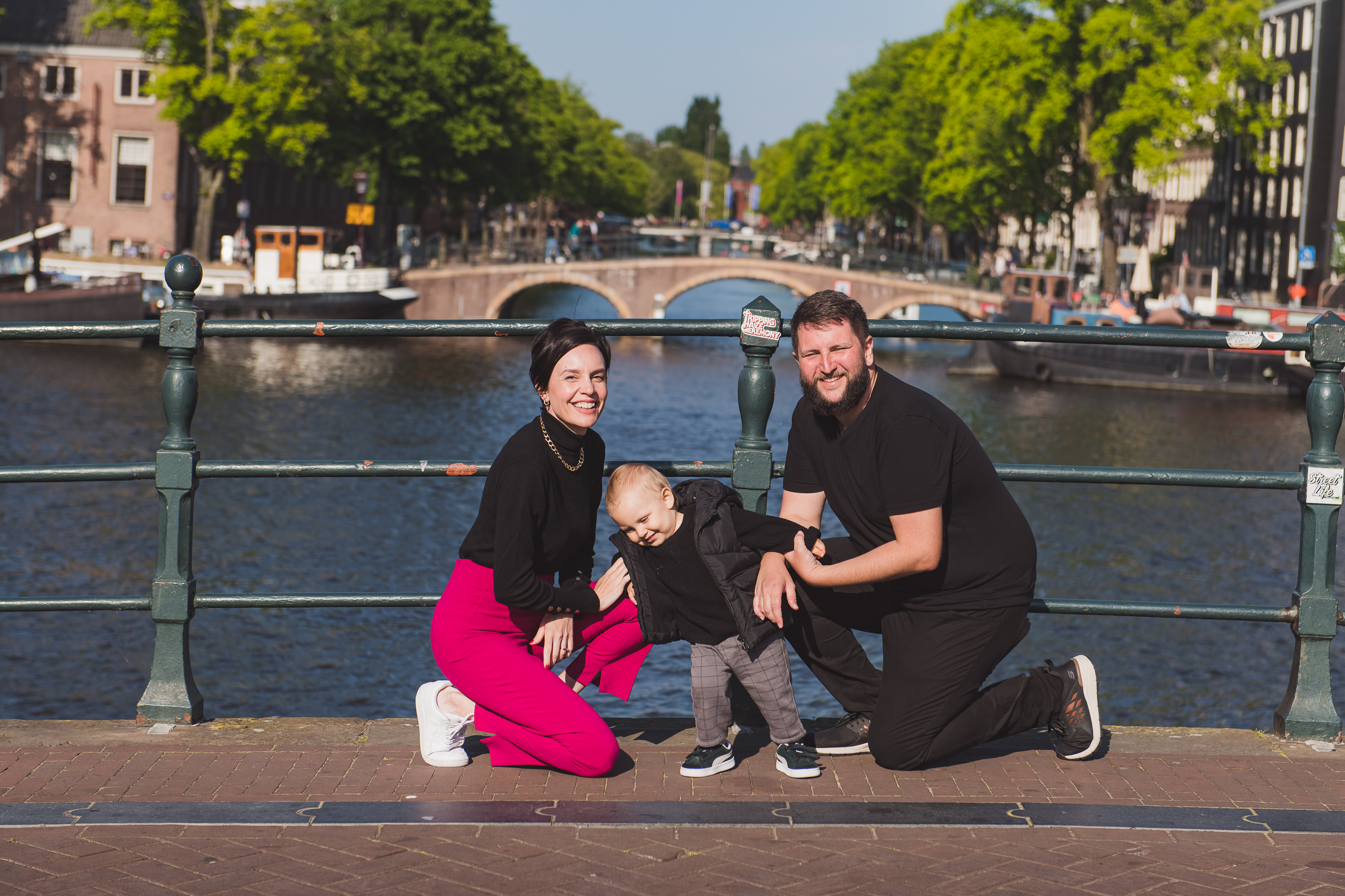Ensaio fotográfico da família às margens de um canal em Amsterdã