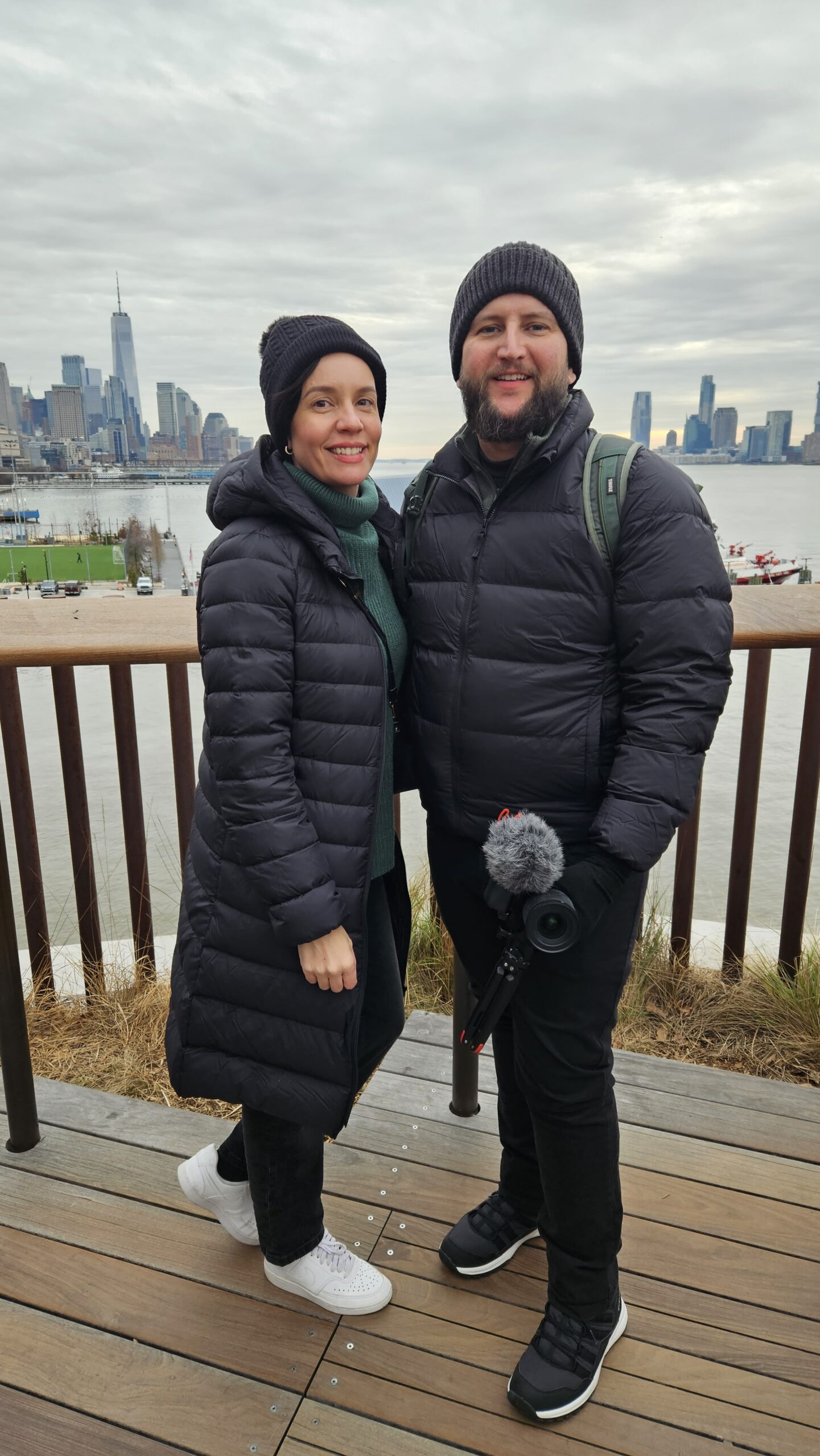 Rudi e Carol em Little Island com o skyline de Manhattan e Nova Jersey ao fundo
