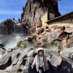 Entrada do Rainforest Cafe em Disney Springs com cachoeira e letreiro