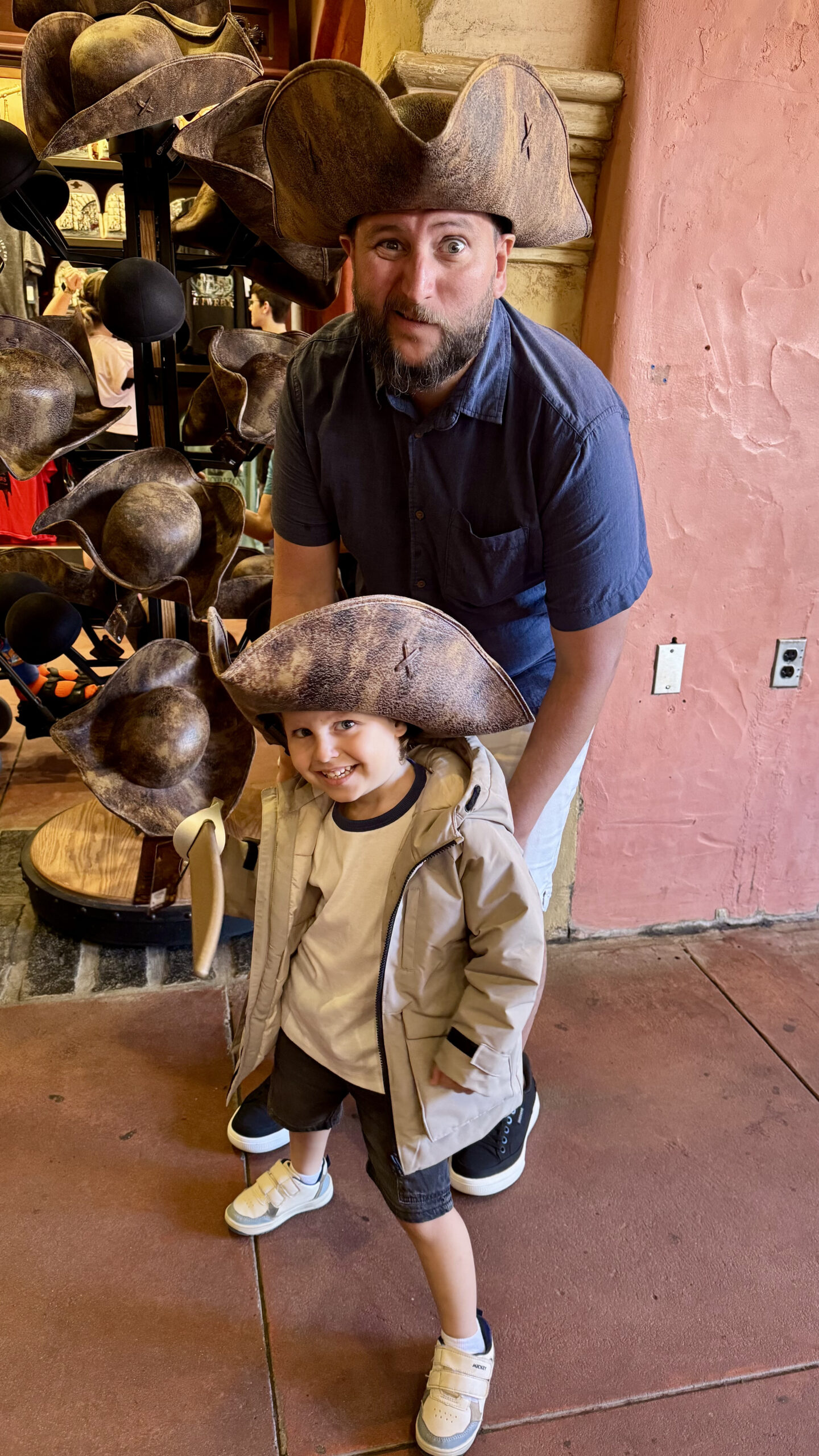 Rudi e Samuel com chapéus de pirata na loja do Pirates of the Caribbean