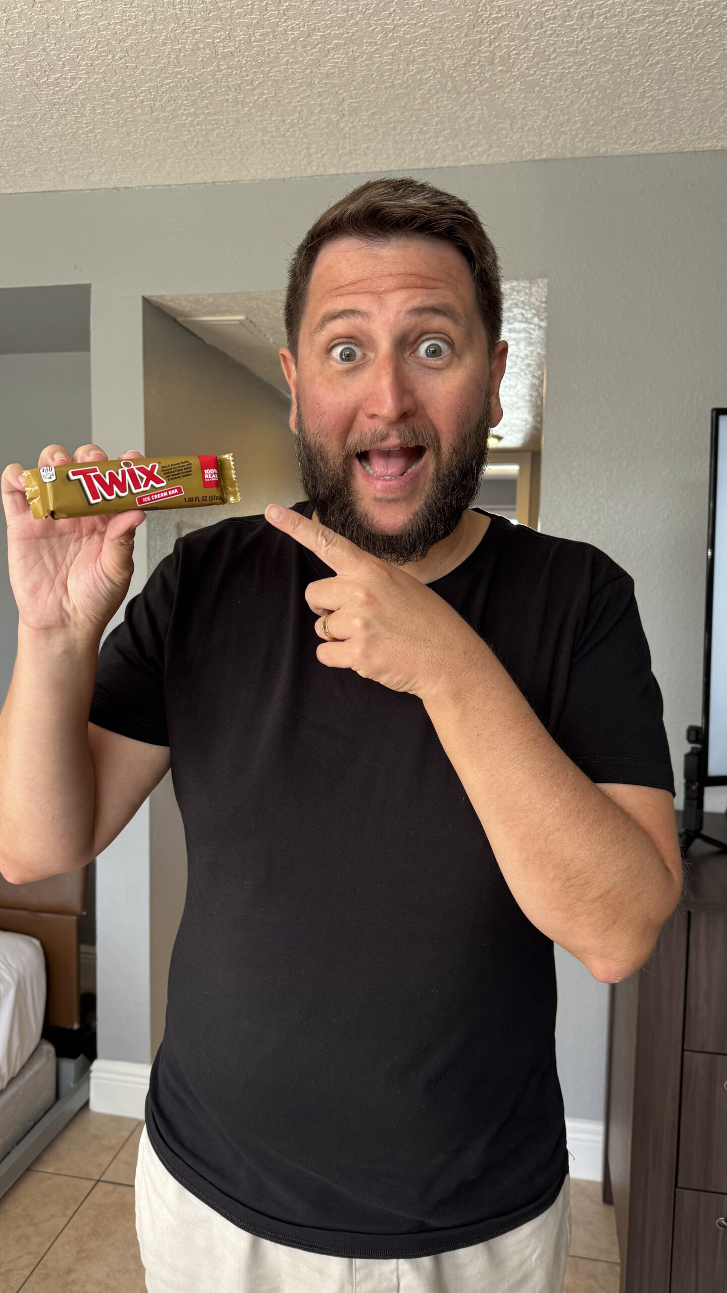 Rudi no hotel em Orlando com Twix americano comprado no supermercado local