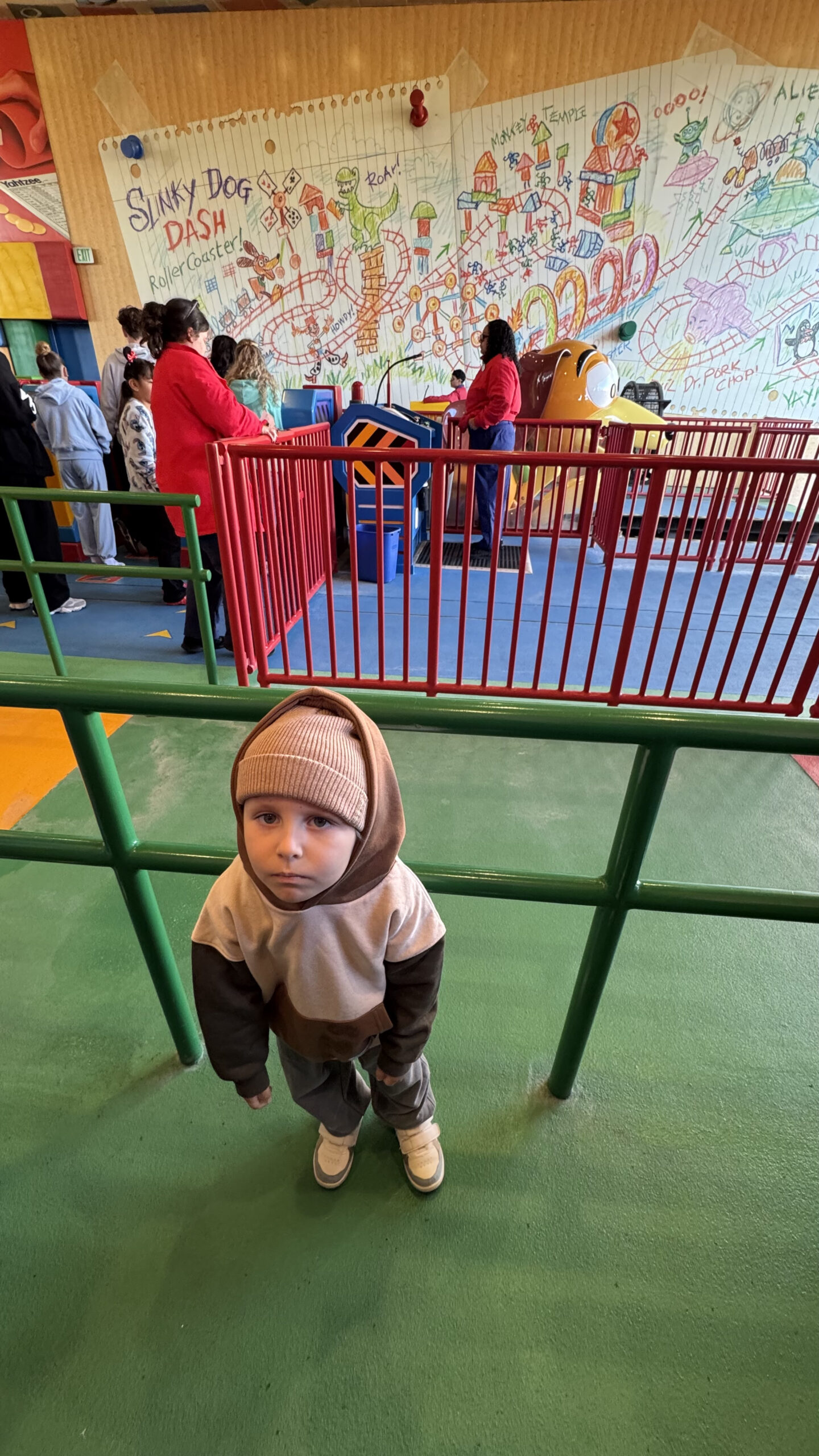 Sam na fila do Slinky Dog Dash no Toy Story Land do Hollywood Studios Disney World