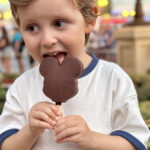 Sam comendo picolê do Mickey Mouse no Magic Kingdom Disney World Orlando
