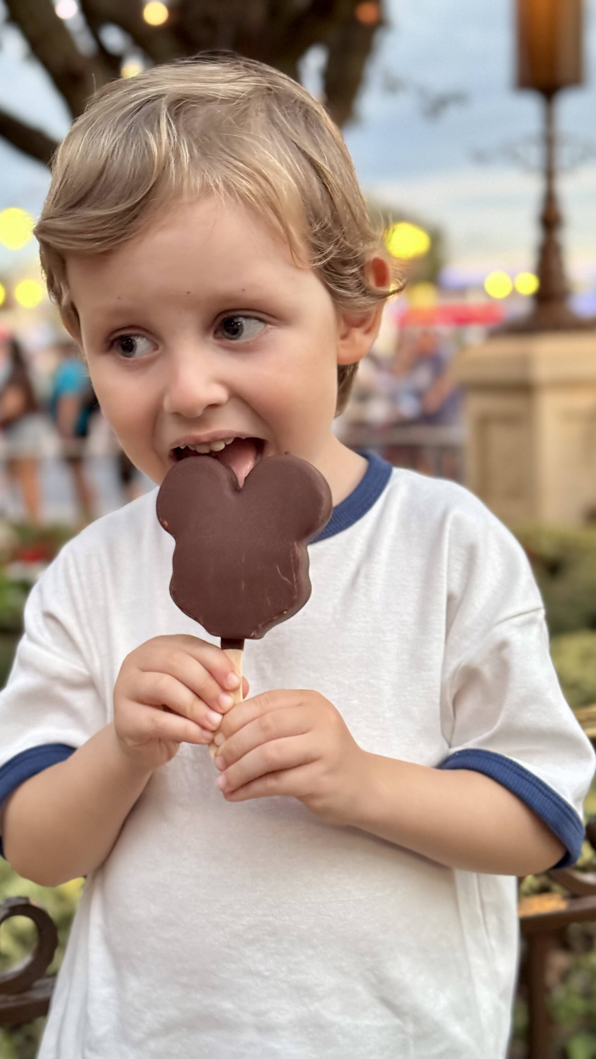 Sam comendo picolê do Mickey Mouse no Magic Kingdom Disney World Orlando