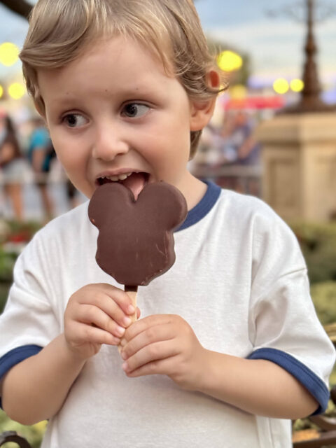 Sam comendo picolê do Mickey Mouse no Magic Kingdom Disney World Orlando