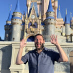 Rudi em frente ao castelo da Cinderela no Magic Kingdom de madrugada com poucas pessoas ao redor