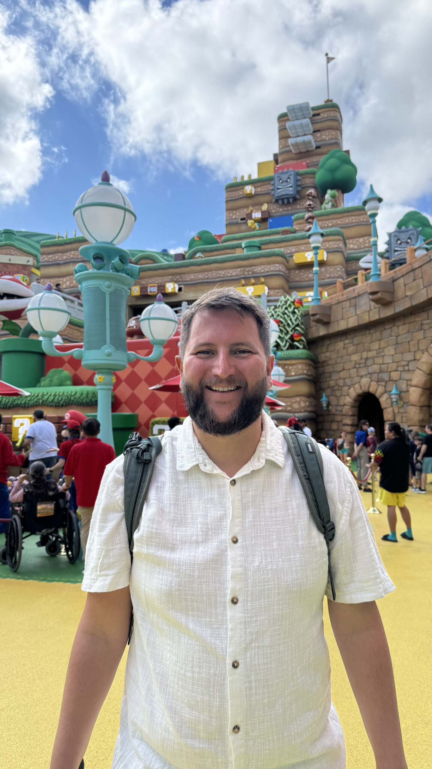 Rudi em frente ao Castelo do Bowser no Super Nintendo World Epic Universe Orlando