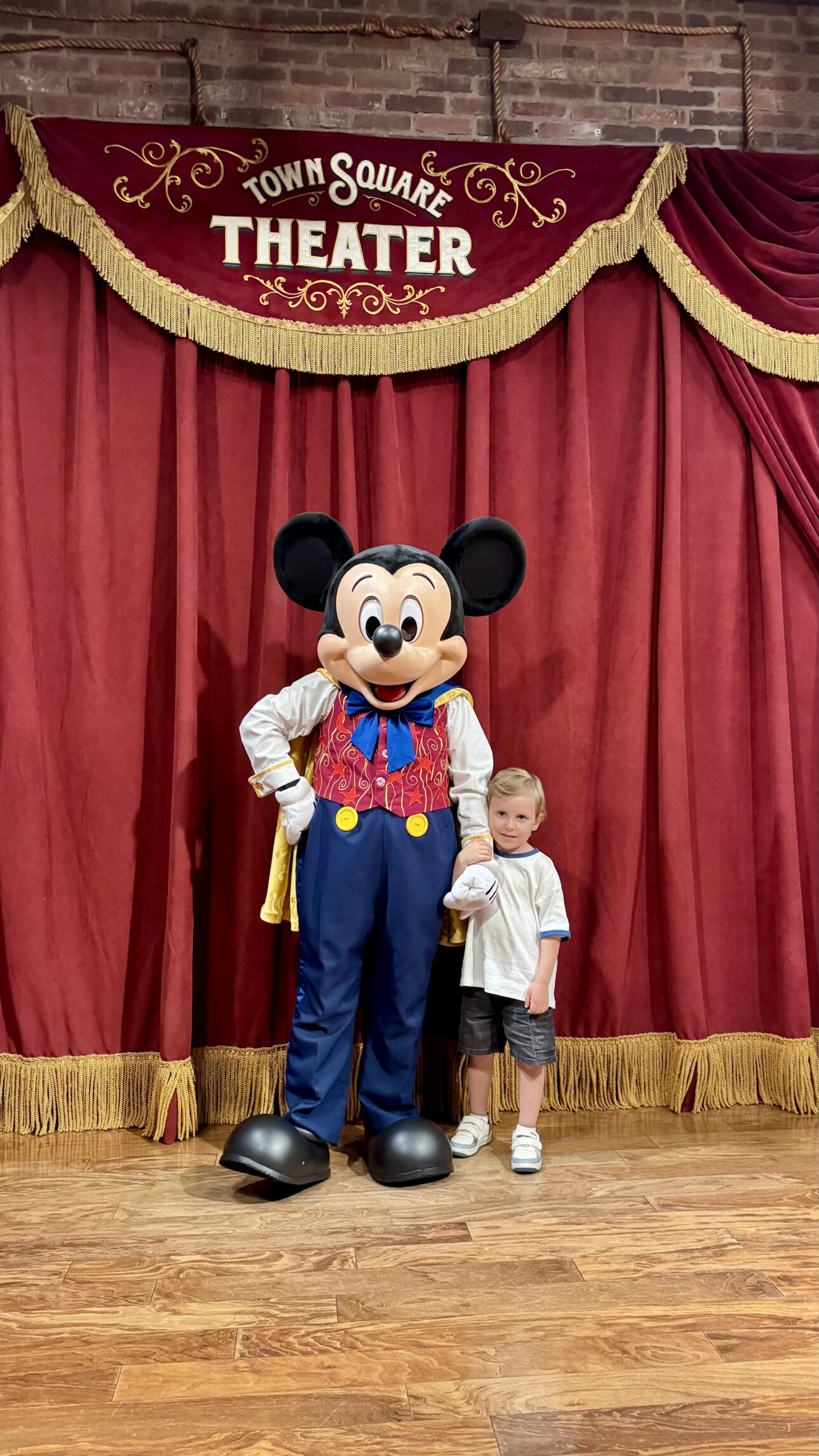 Sam com o Mickey Mouse no Town Square Theater no Magic Kingdom Disney World Orlando