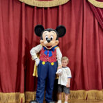 Sam com o Mickey Mouse no Town Square Theater no Magic Kingdom Disney World Orlando