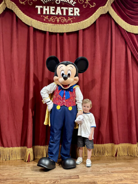 Sam com o Mickey Mouse no Town Square Theater no Magic Kingdom Disney World Orlando