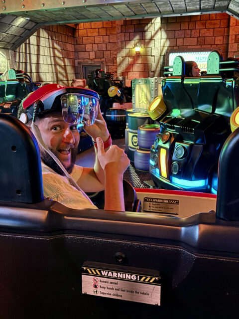 Rudi no Mario Kart Bowser's Challenge com óculos de realidade aumentada no Epic Universe Orlando