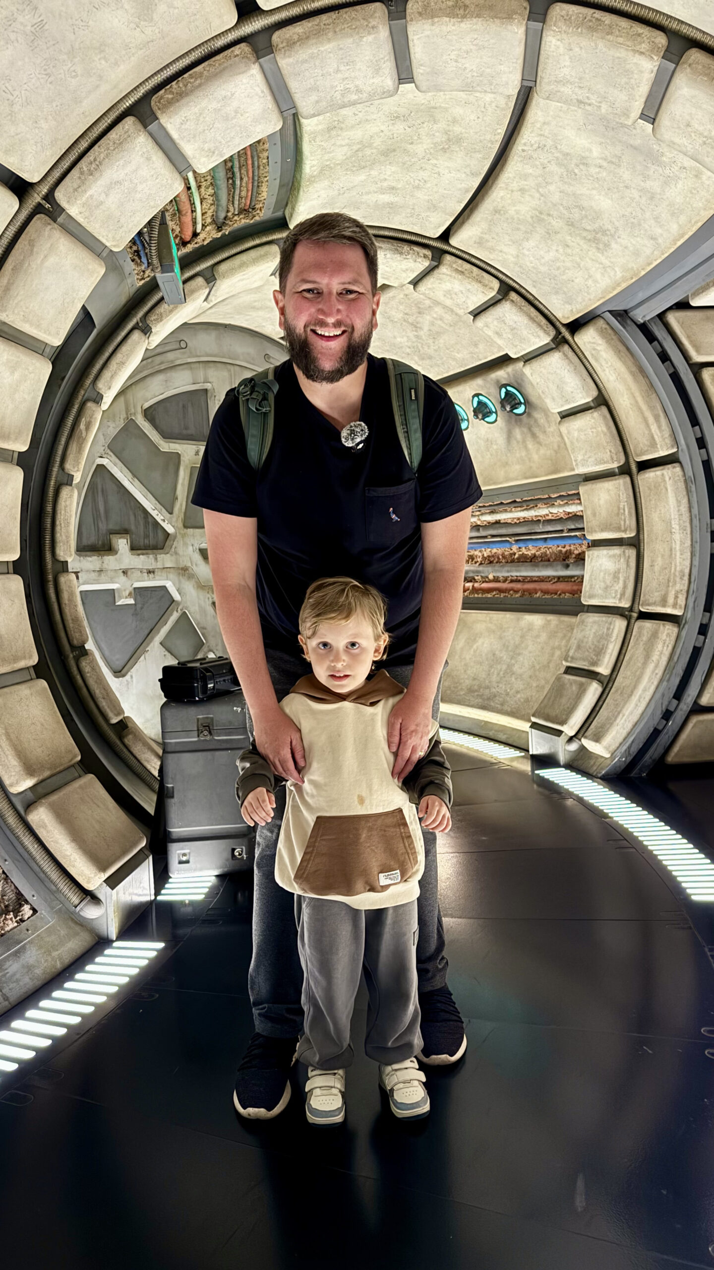 Rudi e Sam dentro da fila temática da Millennium Falcon Smugglers Run no Hollywood Studios Disney World