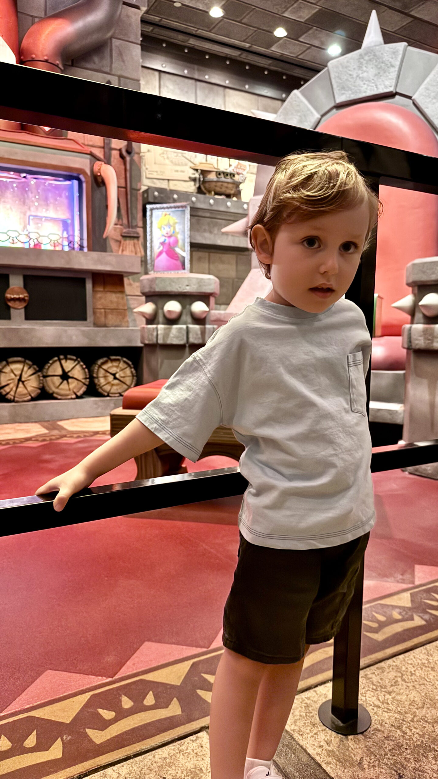 Sam no interior do castelo do Bowser no Super Nintendo World do Epic Universe Orlando