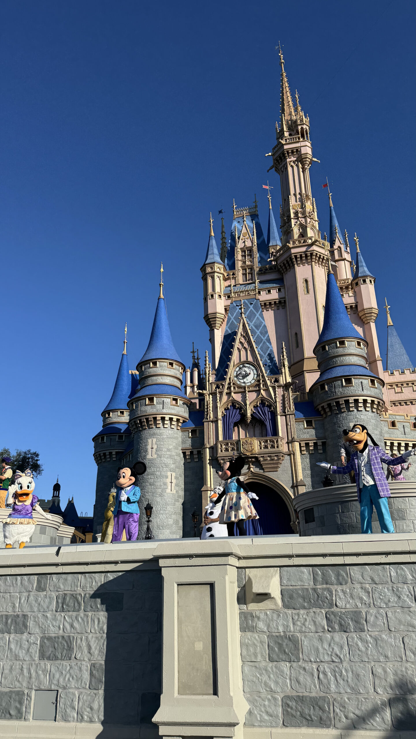 Castelo da Cinderela com Mickey Minnie Goofy e Daisy no Magic Kingdom Disney World Orlando em dia de céu azul