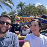 Rudi Carol e Sam no Magic Carpets of Aladdin no Magic Kingdom Disney World Orlando