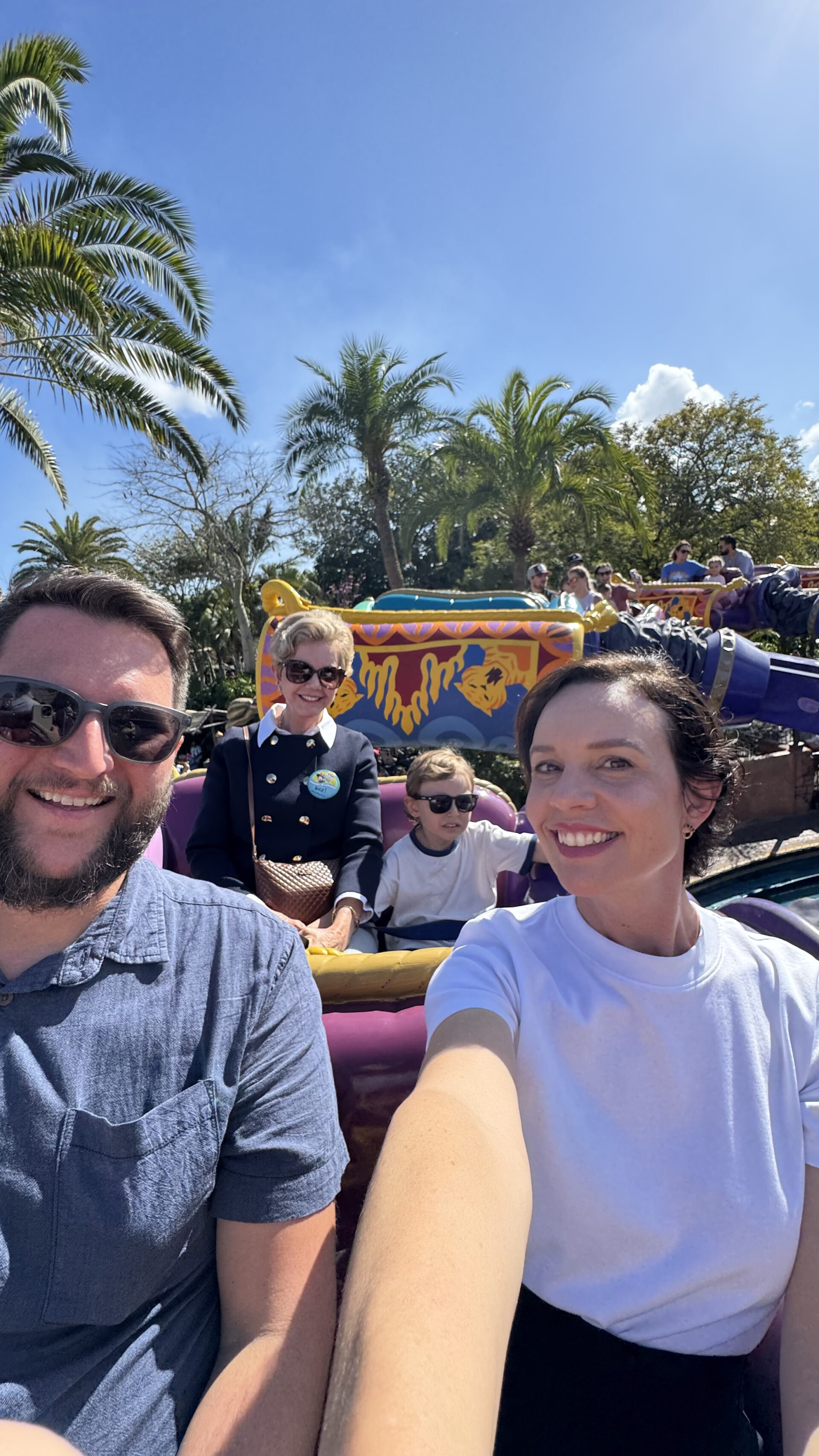Rudi Carol e Sam no Magic Carpets of Aladdin no Magic Kingdom Disney World Orlando
