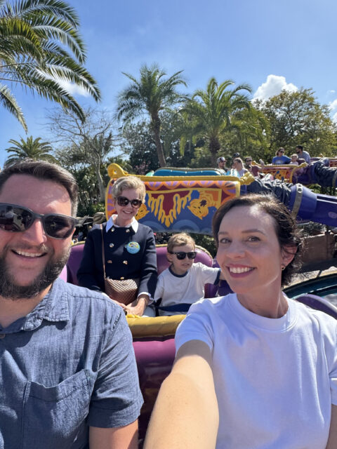 Rudi Carol e Sam no Magic Carpets of Aladdin no Magic Kingdom Disney World Orlando