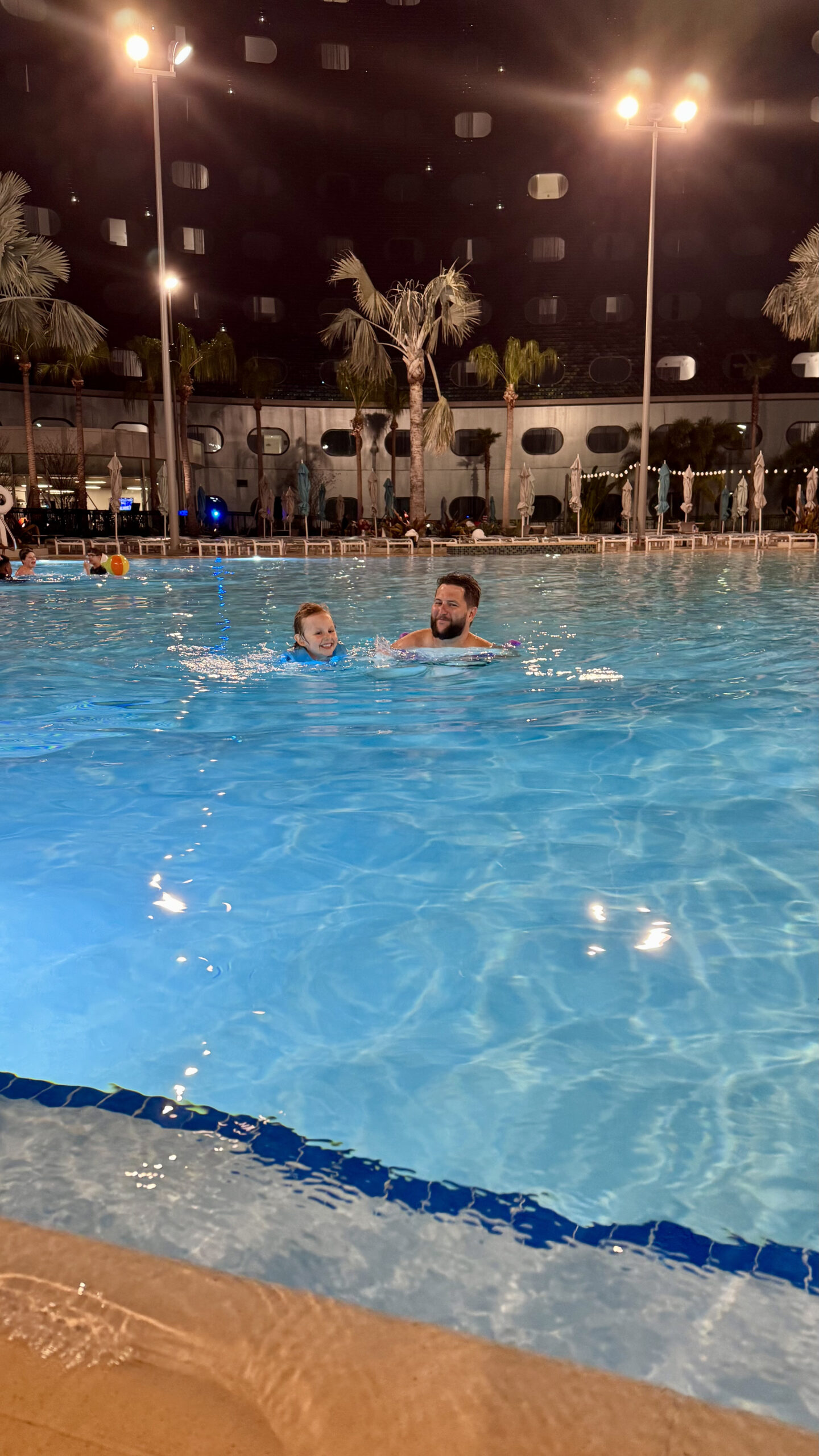 Rudi e Sam na piscina do hotel Terra Luna Orlando à noite