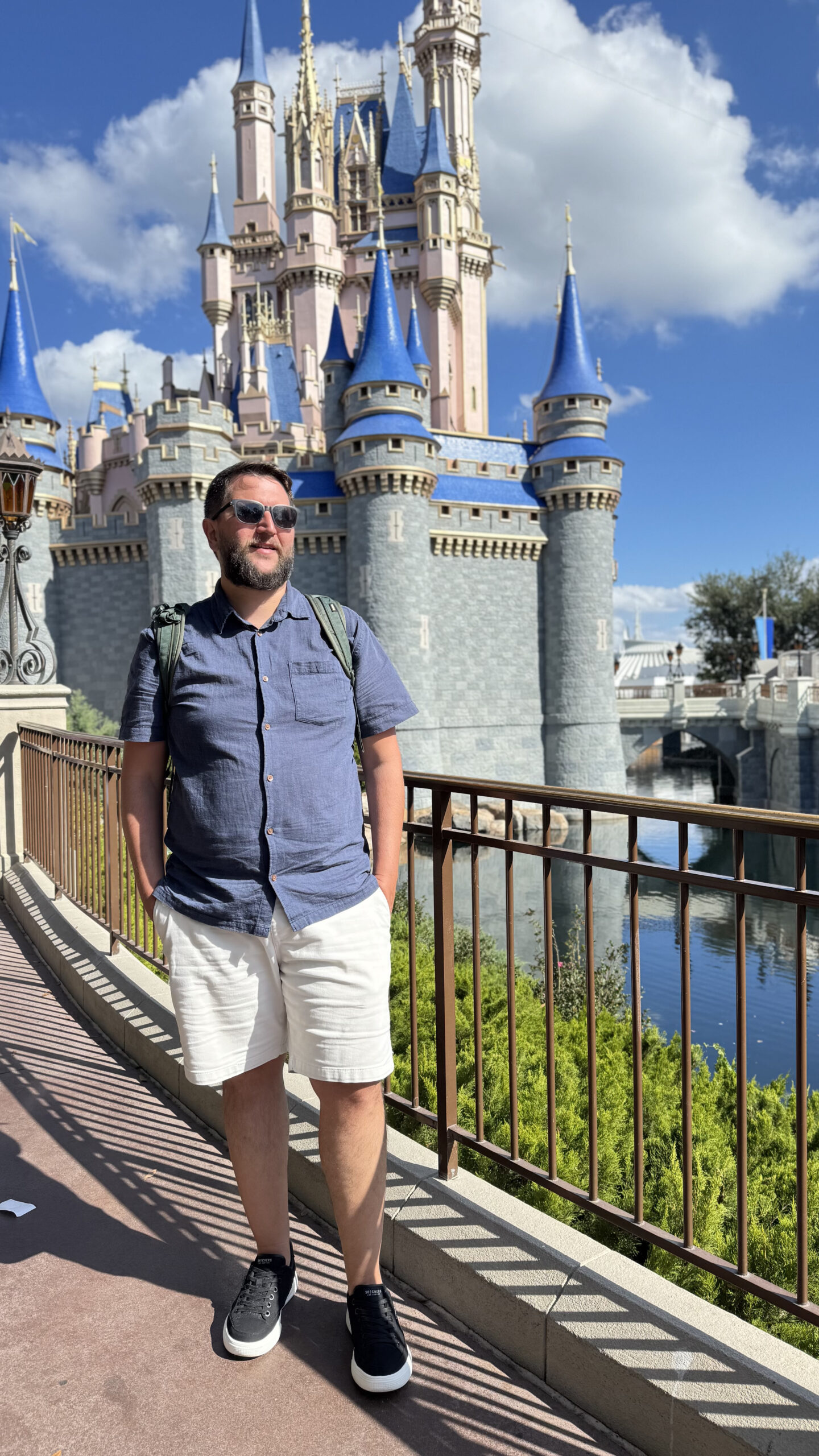 Rudi em frente ao Castelo da Cinderela no Magic Kingdom Disney World Orlando com reflexo no lago