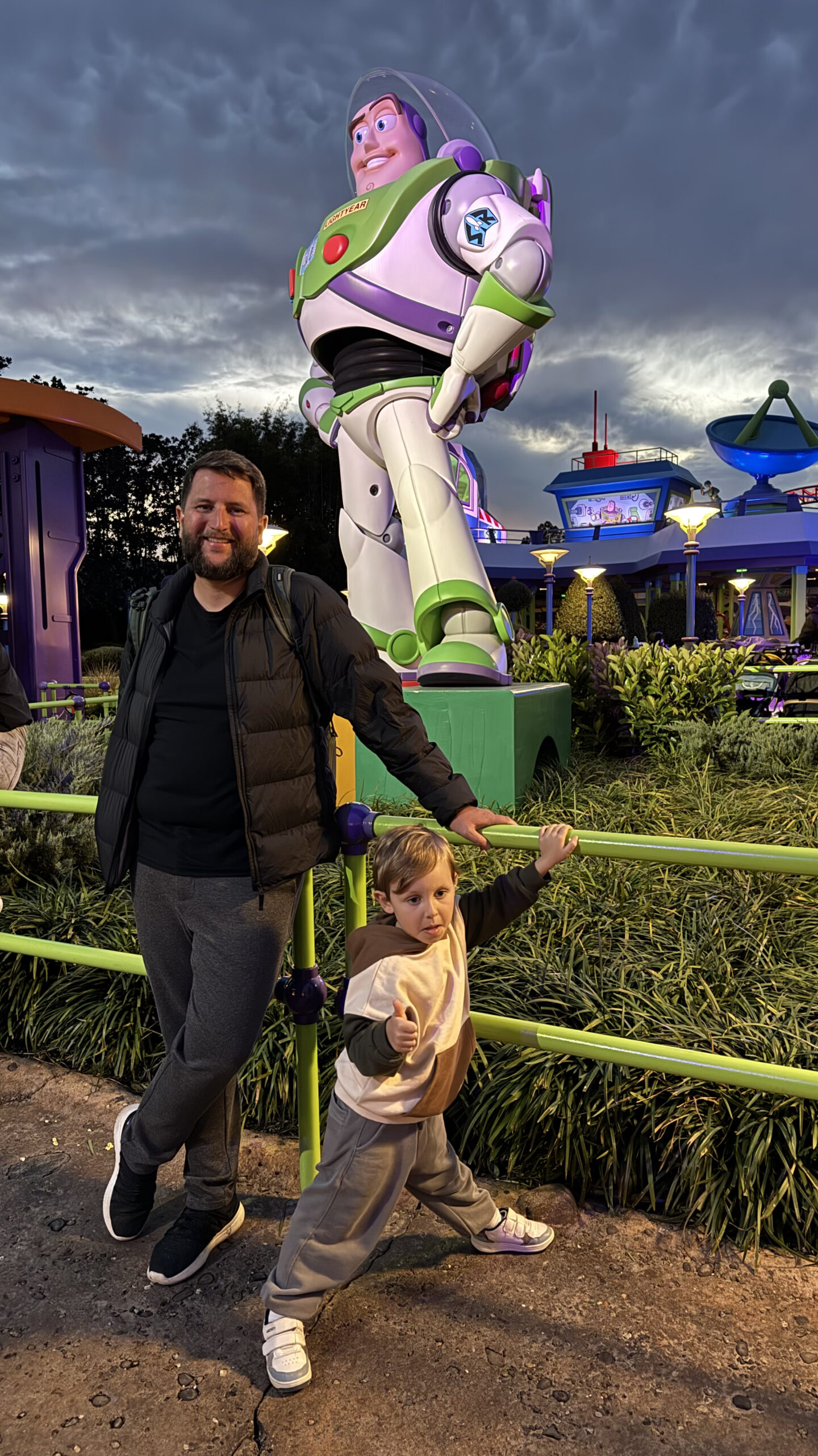 Rudi e Sam com estátua do Buzz Lightyear no Toy Story Land do Hollywood Studios Disney World Orlando