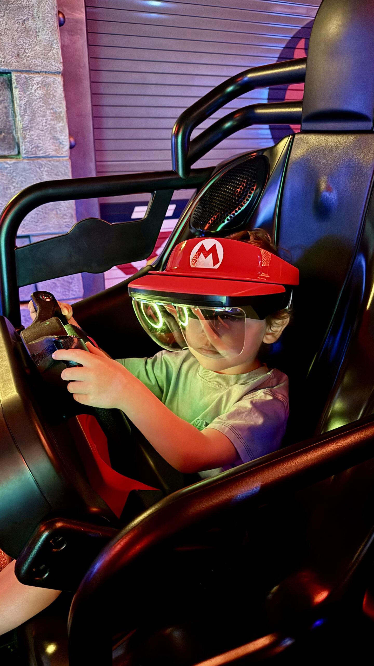 Sam correndo no simulador Mario Kart do Super Nintendo World no Epic Universe