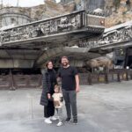 Rudi Carol e Sam em frente ao Millennium Falcon no Star Wars Galaxy's Edge no Hollywood Studios Disney World Orlando