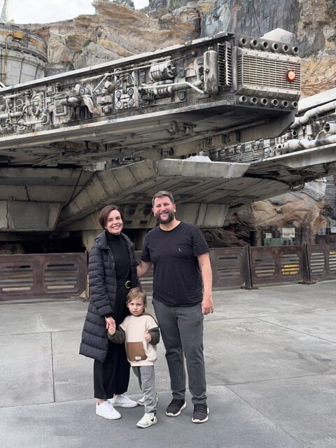 Rudi Carol e Sam em frente ao Millennium Falcon no Star Wars Galaxy's Edge no Hollywood Studios Disney World Orlando