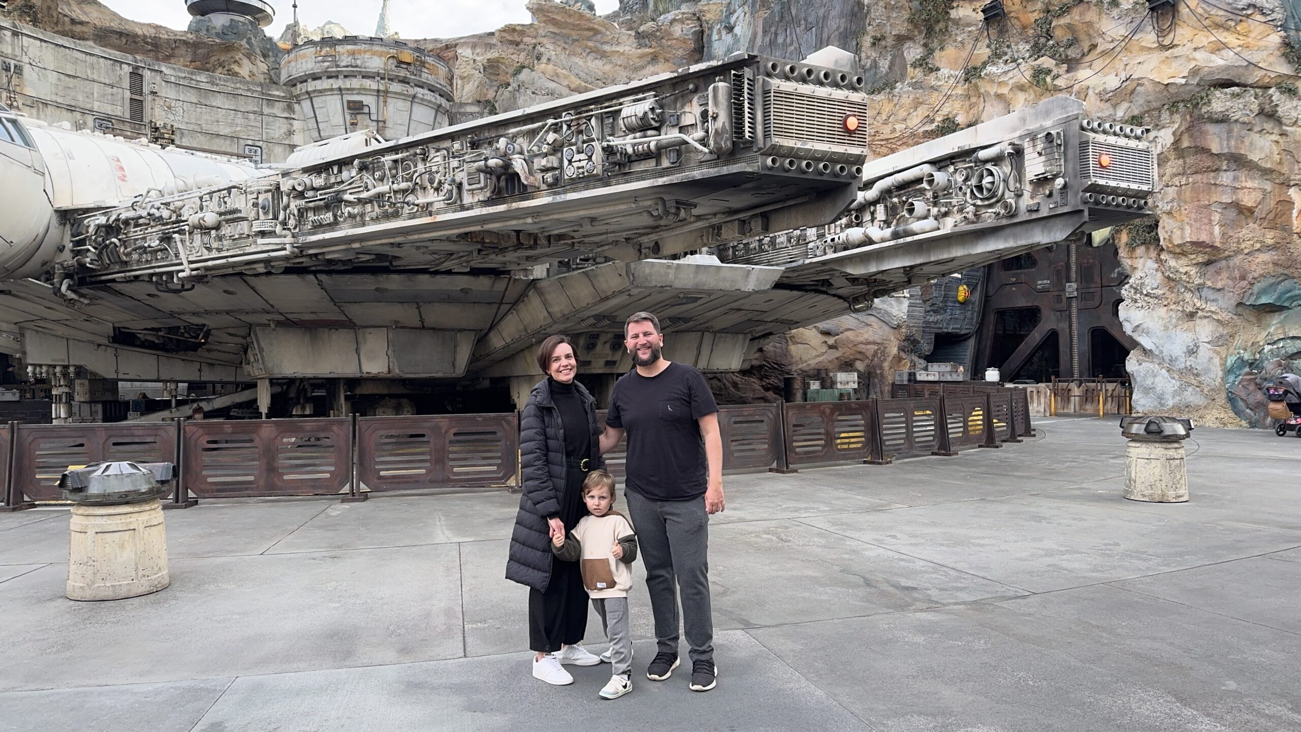 Rudi Carol e Sam em frente ao Millennium Falcon no Star Wars Galaxy's Edge no Hollywood Studios Disney World Orlando