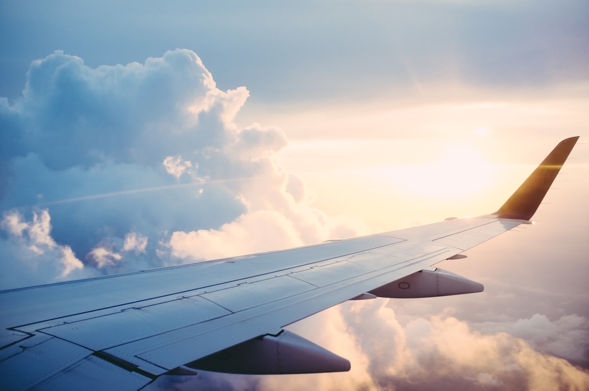 Avião decolando rumo à Europa