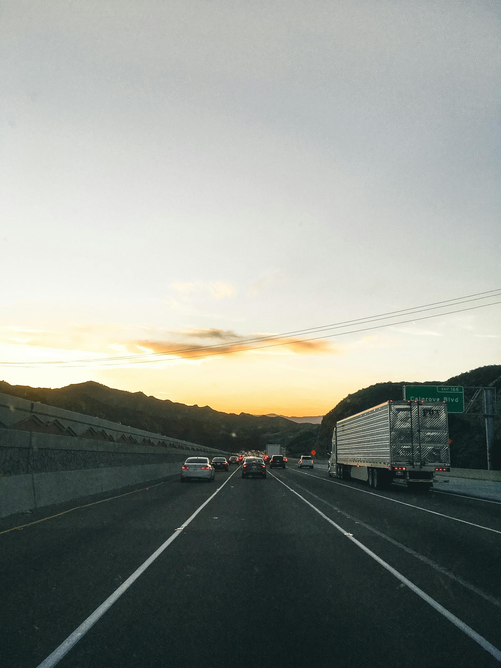 Rodovia expressa em Orlando ao entardecer