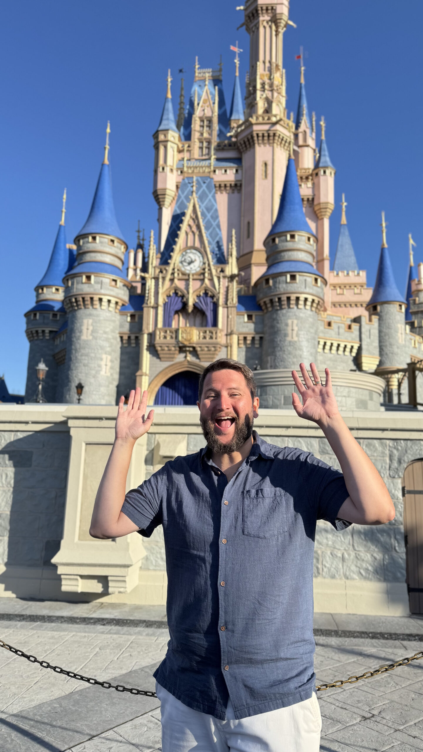 Rudi em frente ao castelo da Cinderela no Magic Kingdom Disney World Orlando