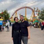 Carol e Rudi em frente ao Slinky Dog Dash no Toy Story Land do Hollywood Studios Disney World