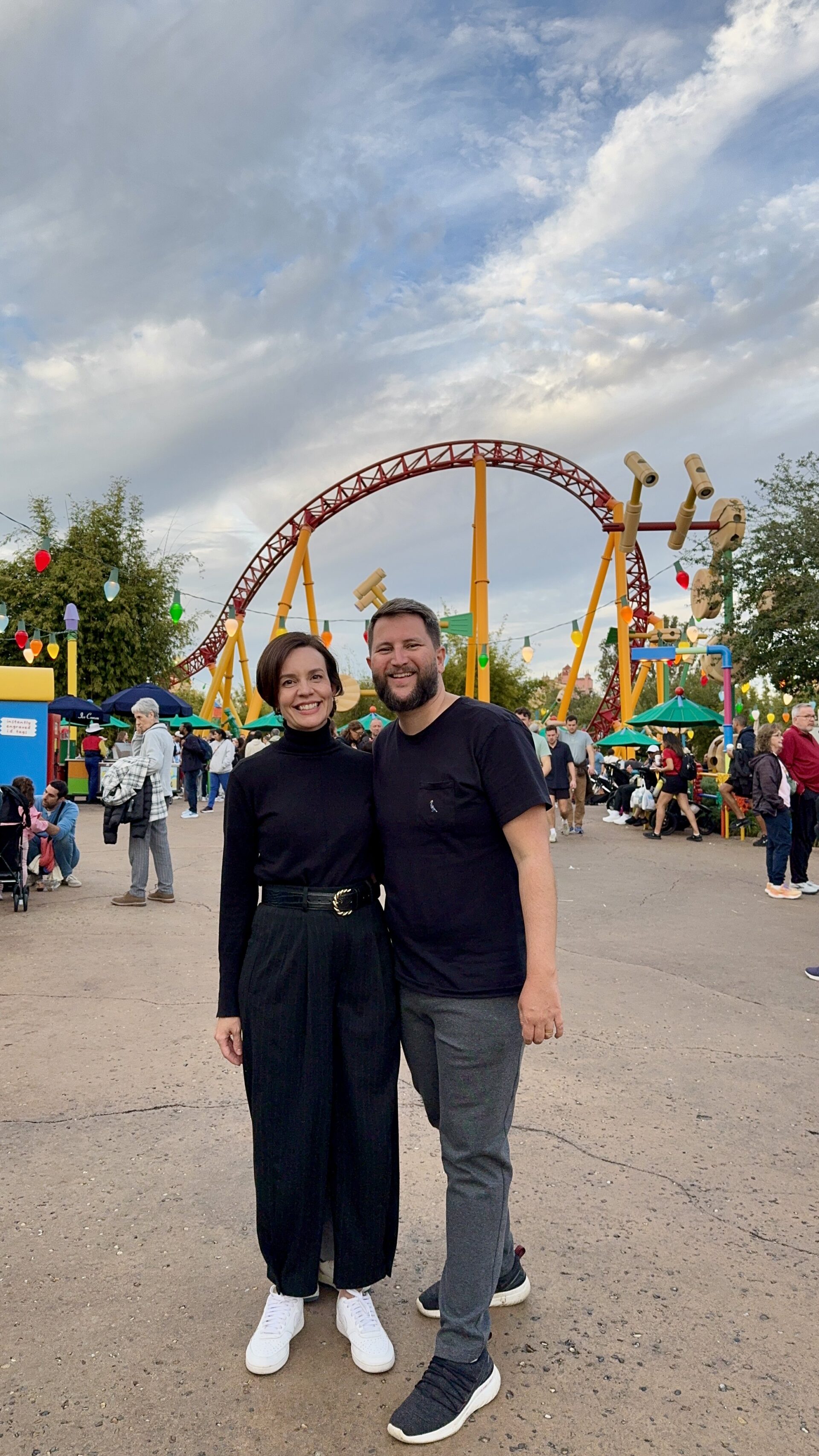 Carol e Rudi em frente ao Slinky Dog Dash no Toy Story Land do Hollywood Studios Disney World