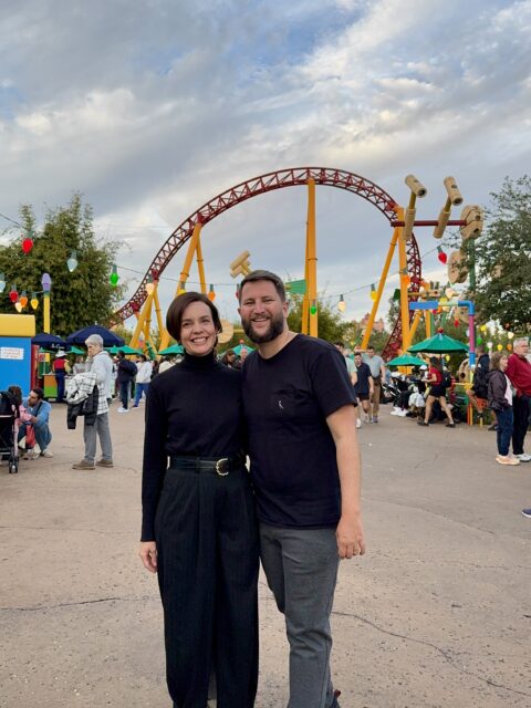 Carol e Rudi em frente ao Slinky Dog Dash no Toy Story Land do Hollywood Studios Disney World