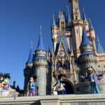 Mickey e personagens Disney no castelo da Cinderela no Magic Kingdom Orlando