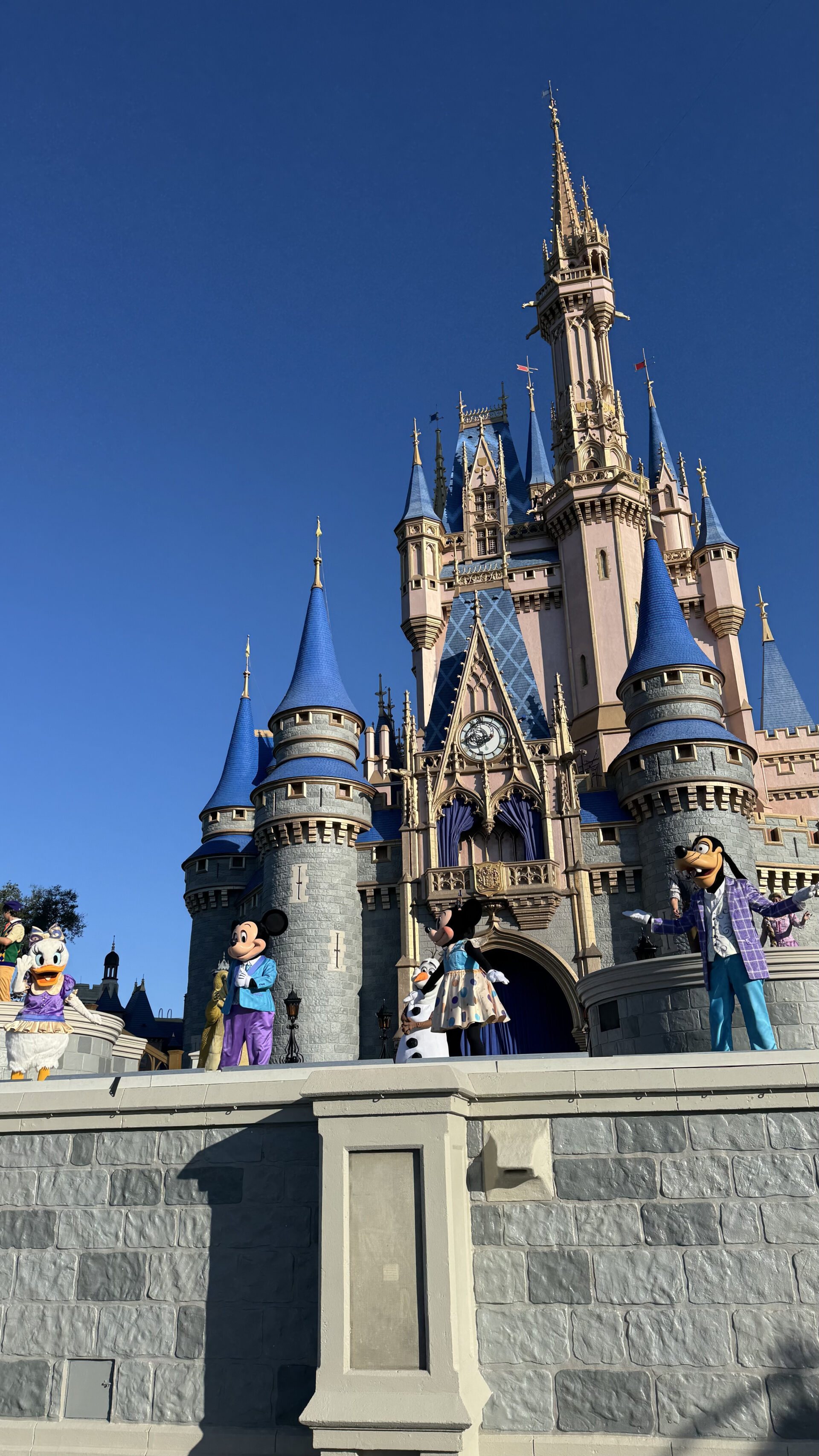 Mickey e personagens Disney no castelo da Cinderela no Magic Kingdom Orlando