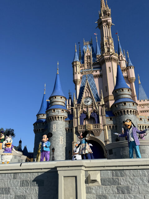 Mickey e personagens Disney no castelo da Cinderela no Magic Kingdom Orlando