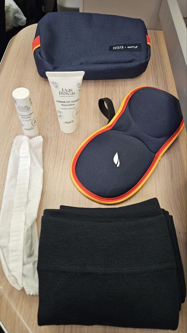 amenity kit Iberia Business nécessaire Zucche tapa-olho meias