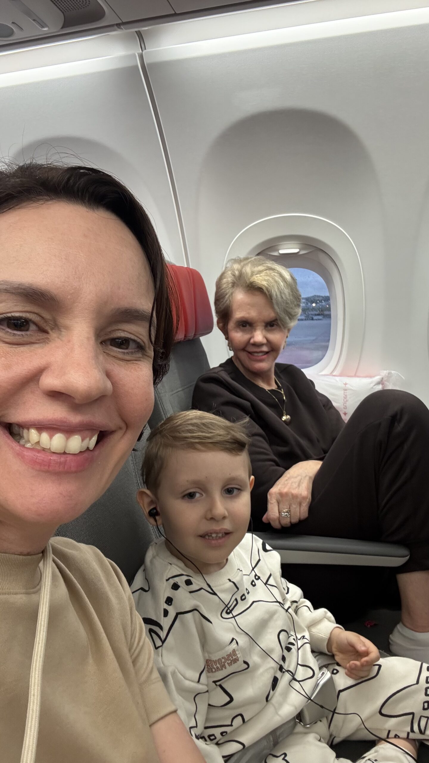 Carol, Samuel e vó Ionice no assento da econômica Iberia voo Recife Madrid