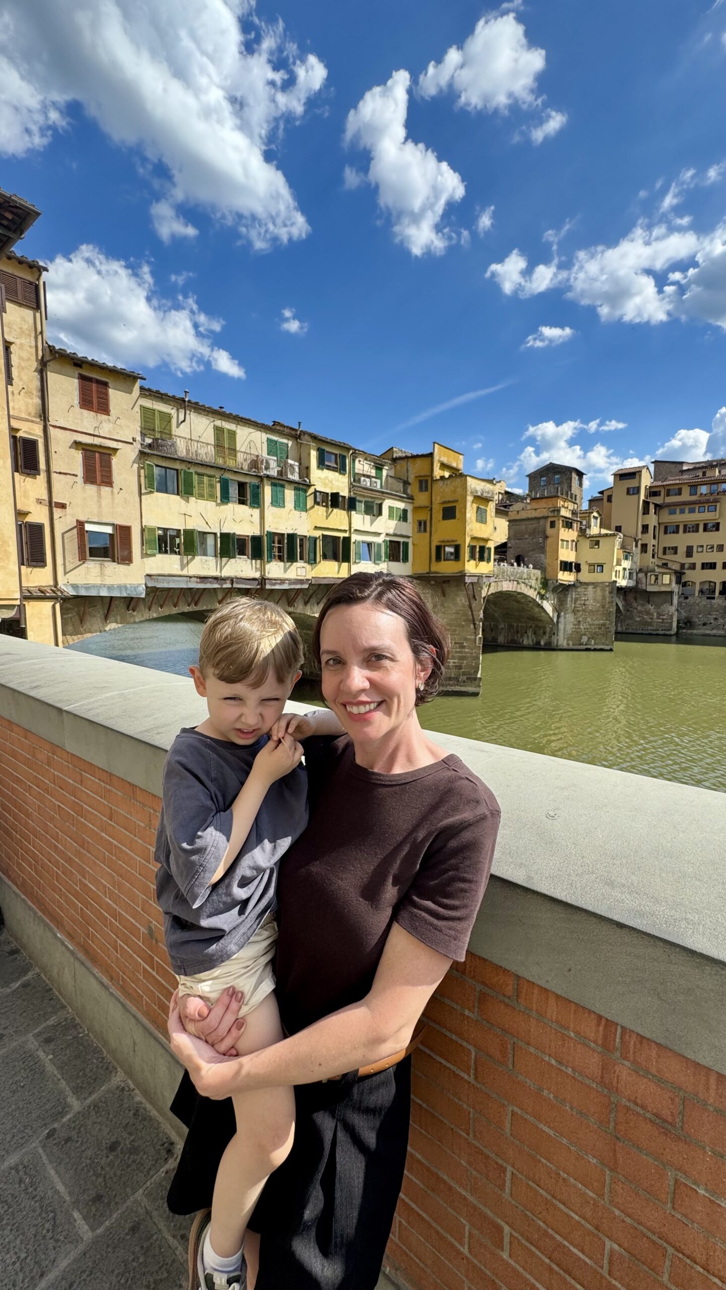 Carol e Samuel com a Ponte Vecchio e o Rio Arno ao fundo, Florença