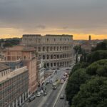 Vista aérea do Coliseu ao entardecer a partir do rooftop do hotel em Roma