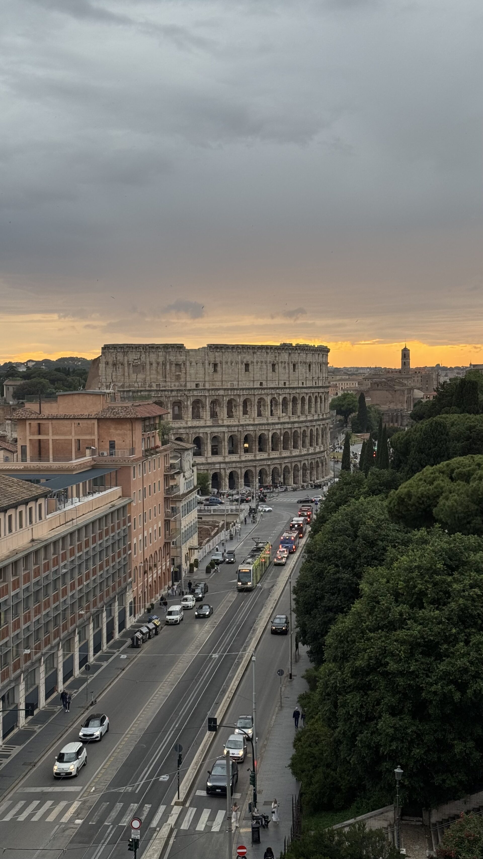 Vista aérea do Coliseu ao entardecer a partir do rooftop do hotel em Roma