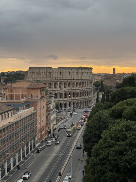 Vista aérea do Coliseu ao entardecer a partir do rooftop do hotel em Roma